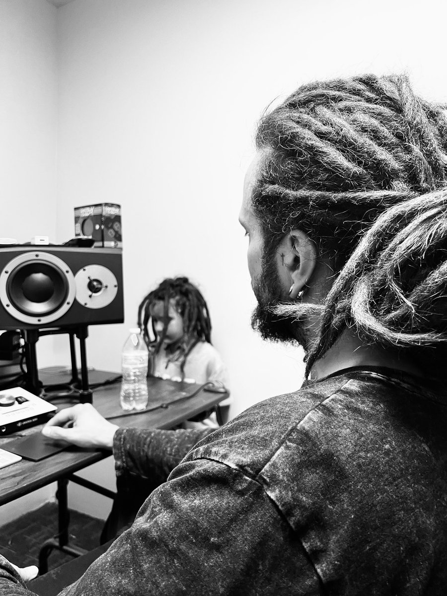 danksinatra's tweet image. Family Over Everything 🌐