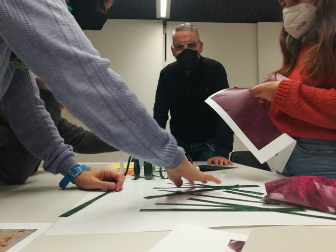 aliancesmagnet's tweet photo. 🎨🧪La cap d'estudis de l'@EscolaGayarre, @LauraHidTri, ha compartit l'experiència d'unir art i ciència, dos formes de coneixement amb molts vincles en comú a partir, d'un projecte sobre el cervell
@EscolaGayarre #articiencia #eduscience https://t.co/3Ex3DzIizP