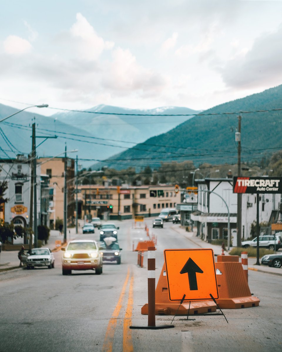 RCMPAlberta's tweet photo. Construction zone speed limits are slow so that the risks to workers is decreased. Give everyone the opportunity to get home to their loved ones safely. Don’t speed through construction zones. #RCMPTraffic https://t.co/vEDgUu9nPP