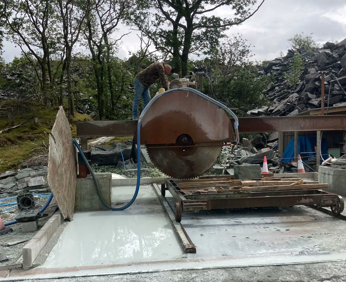 ConistonStone's tweet photo. Big boys toys in the quarry with the very talented Billy.
#quarry #cumbrianslate #lakedisrict #coniston #stonecraft
https://t.co/FdNjSJXysl https://t.co/pD6ZyZlKbW