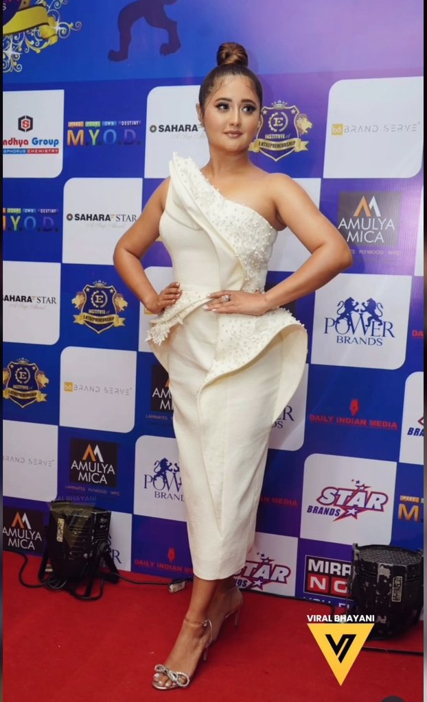 ayshahabib11's tweet photo. Genuinely so happy for you @TheRashamiDesai 😘❤️.

#RashamiDesai #Rashamians https://t.co/HdQA9yBaeE