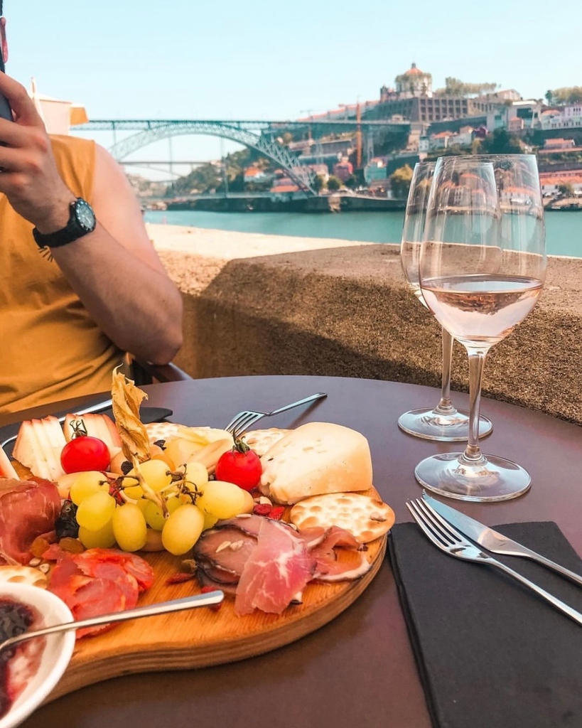 Discover the history and culture of Porto while tantalising your tastebuds with the flavours of northern Portugal. Follow the link to book your experience: winerist.com/wine-tours/Por… 📸 @visitporto #portolovers #portocity #loveporto #portugaltravel #portugalguide #loveportugal