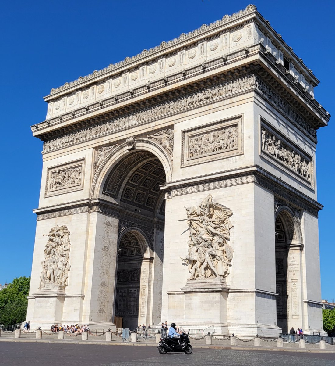 GregPattVA's tweet photo. Taking in the view of l'Arc de Triomphe. #FLHornets. #FredLynnART https://t.co/wGJjNF7X5h
