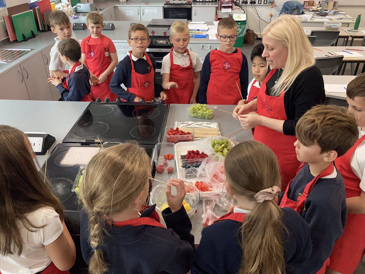 ysgolyddraig's tweet photo. #YYDtransition #YYDyear4 Thank you @LlantwitMajorSc for a great opportunity to experience an afternoon of food technology and P.E #YYDwellness https://t.co/hRlJTtNQpa