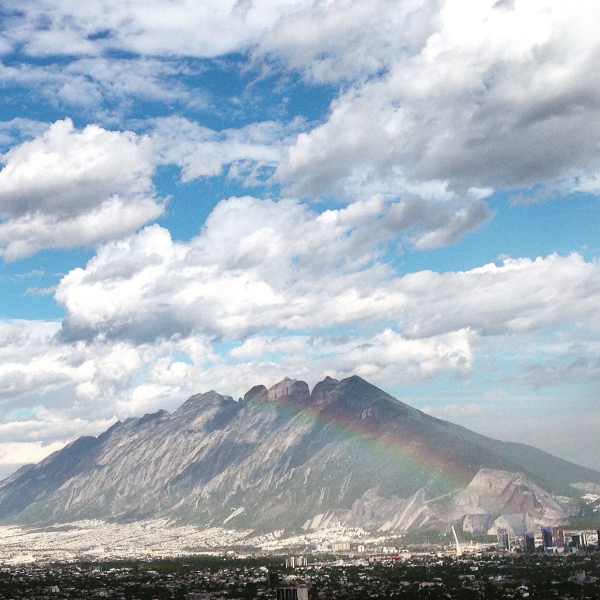 distritoregio's tweet photo. #CapturasRegias | Según los pronósticos de lluvia, hoy la ciudad puede ponerse chula con arcoíris 🌈
📸: Viegofeo
ENVÍANOS TUS FOTOS Y SÚMATE A CAPTURAS REGIAS 🤳🏼
#Fotografía #Monterrey #Ciudad #VisitMty #NuevoLeón #DistritoRegio #ElTerritoriodelaNoticia #Entérate #Infórmate https://t.co/OnymLQNS5t