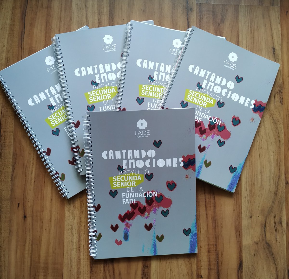 EducAutor's tweet photo. ¡Qué bien ha quedado el manual de #voluntariado del proyecto #CantandoEmociones que he diseñado para @fundacionfade y que tras más de dos años de desarrollo ahora es una gran ayuda para nuestros mayores! https://t.co/iztPURaANK