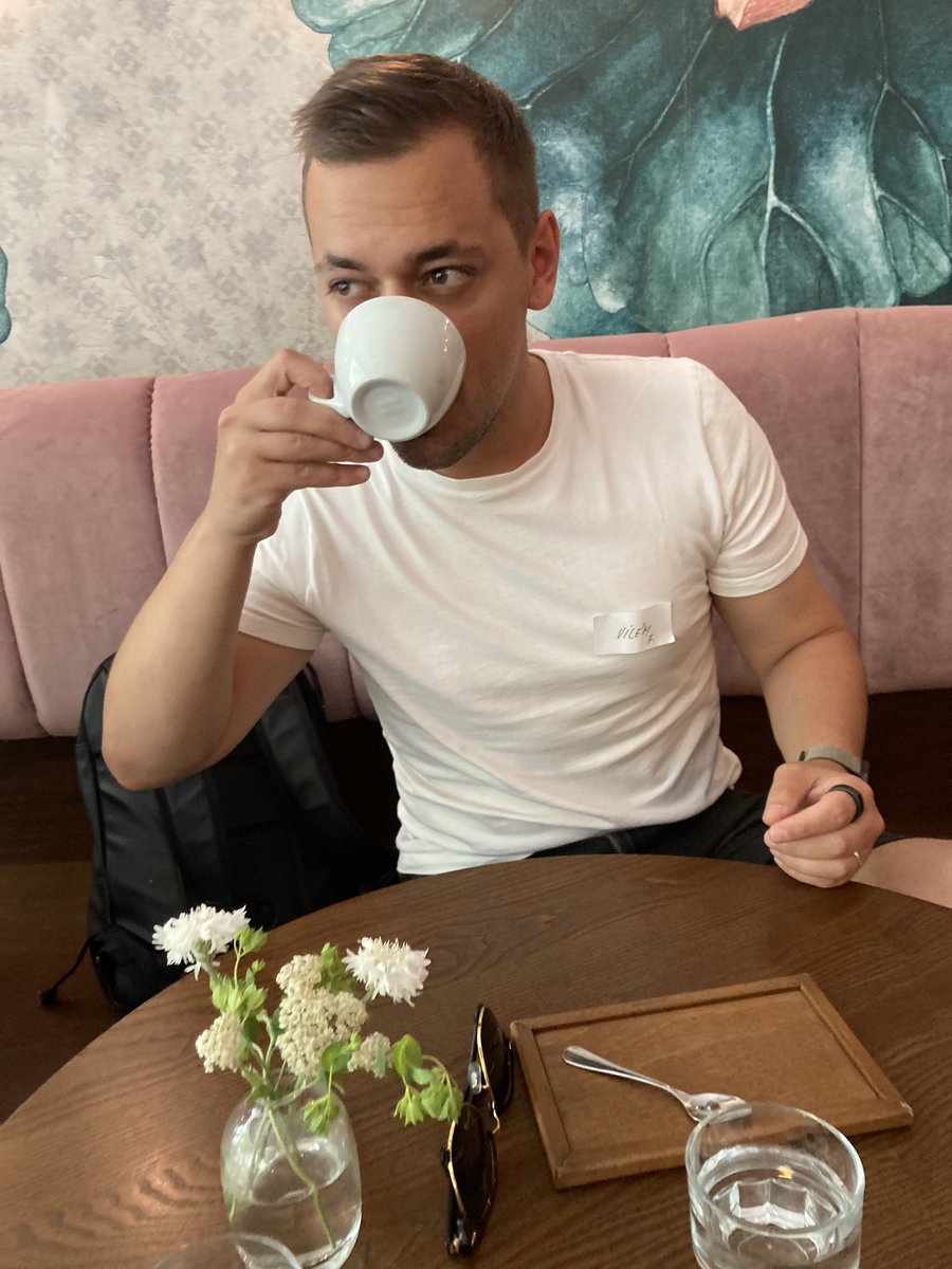 AndrejSustr's tweet photo. @vildafranek chodící se jmenovkou po Praze je jiný kafe… #ovesnylatte 🤦🏽‍♂️😂 https://t.co/LaRHPPHFJs