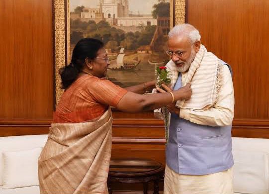 BabuBengaluru1's tweet photo. ೨೦+ ವರ್ಷಗಳ ರಾಜಕೀಯ ಜೀವನ , ಅದರಲ್ಲಿ ೨ ಸಲ ವಿದಾನಸಭೆಯ ಸದಸ್ಯೆ , ೧ ಸಲ ಮಂತ್ರಿ , ೧ ಸಲ ರಾಜ್ಯಪಾಲರಾಗಿ ಮೊನ್ನೆಯವರೆಗು ಇವರೂರಿಗೆ ವಿದ್ಯುತ್ ಇರಲಿಲ್ಲವಂತೆ 🤷🏻♂️ ಇನ್ನ ಇವರು ರಾಷ್ಟ್ರಪತಿಯಾದರೆ ಇವರು ಹೇಳಿಕೊಳ್ಳುವ ಸಮುದಾಯಕ್ಕೆ ಯಾವ ರೀತಿ ನ್ಯಾಯ ಒದಗಿಸುತ್ತಾರೆ ? #President_candidate https://t.co/1RvDAGv4SL
