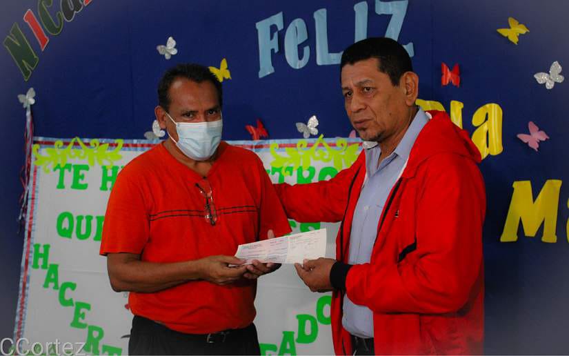 #4319FuerzaDeVictorias 

En celebración al Día Nacional de los Maestros el buen Gobierno sandinista a través del Mined realizó la entrega de bonos a los docentes del país.