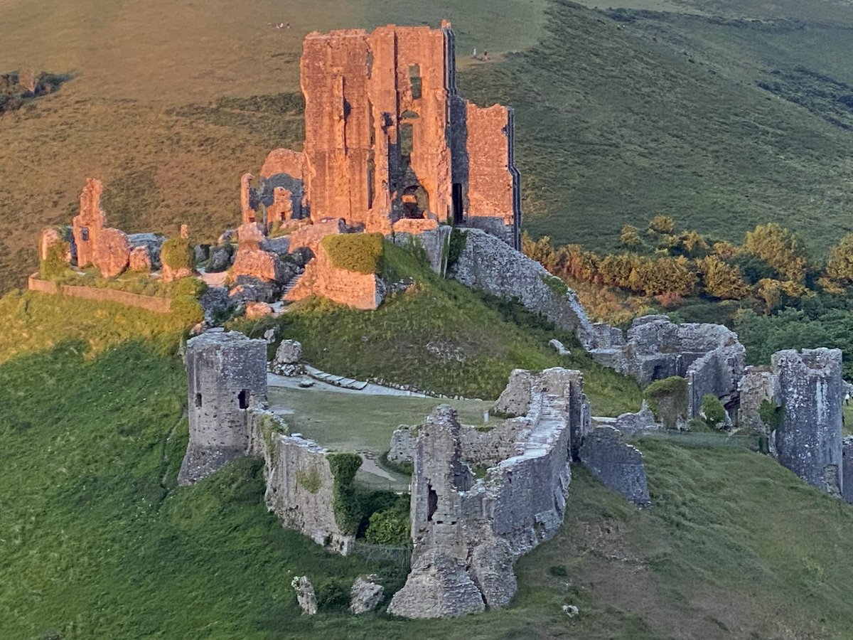 SkycamPilot's tweet photo. Corfe Castle #dronephotography #mavicpro https://t.co/O4eAlQiJWo