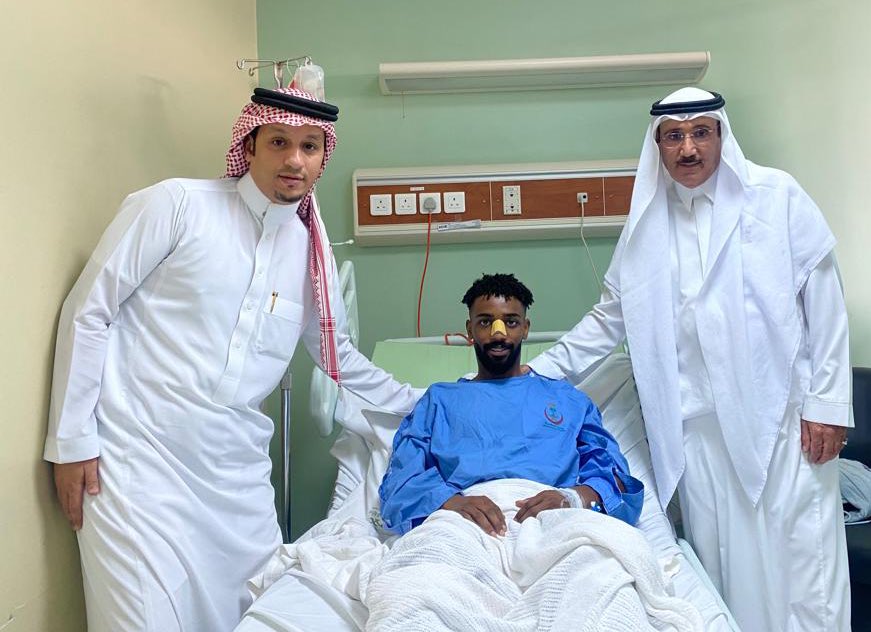 📋 | أجرى اليوم الثلاثاء لاعب فريق #الرائد الكابتن محمد الدوسري عملية جراحية لتعديل عظمة الأنف في #تخصصي_بريدة بعد الإصابة التي تعرض لها مؤخراً وقام رئيس النادي الأستاذ فهد المطوع ومدير الفريق الأستاذ وليد الغنيم بزيارته و الاطمئنان على صحته بعد العملية  

سلامتك <a href="/M_Dossari_2/">محمد سالم الدوسري</a> 🙏🏻