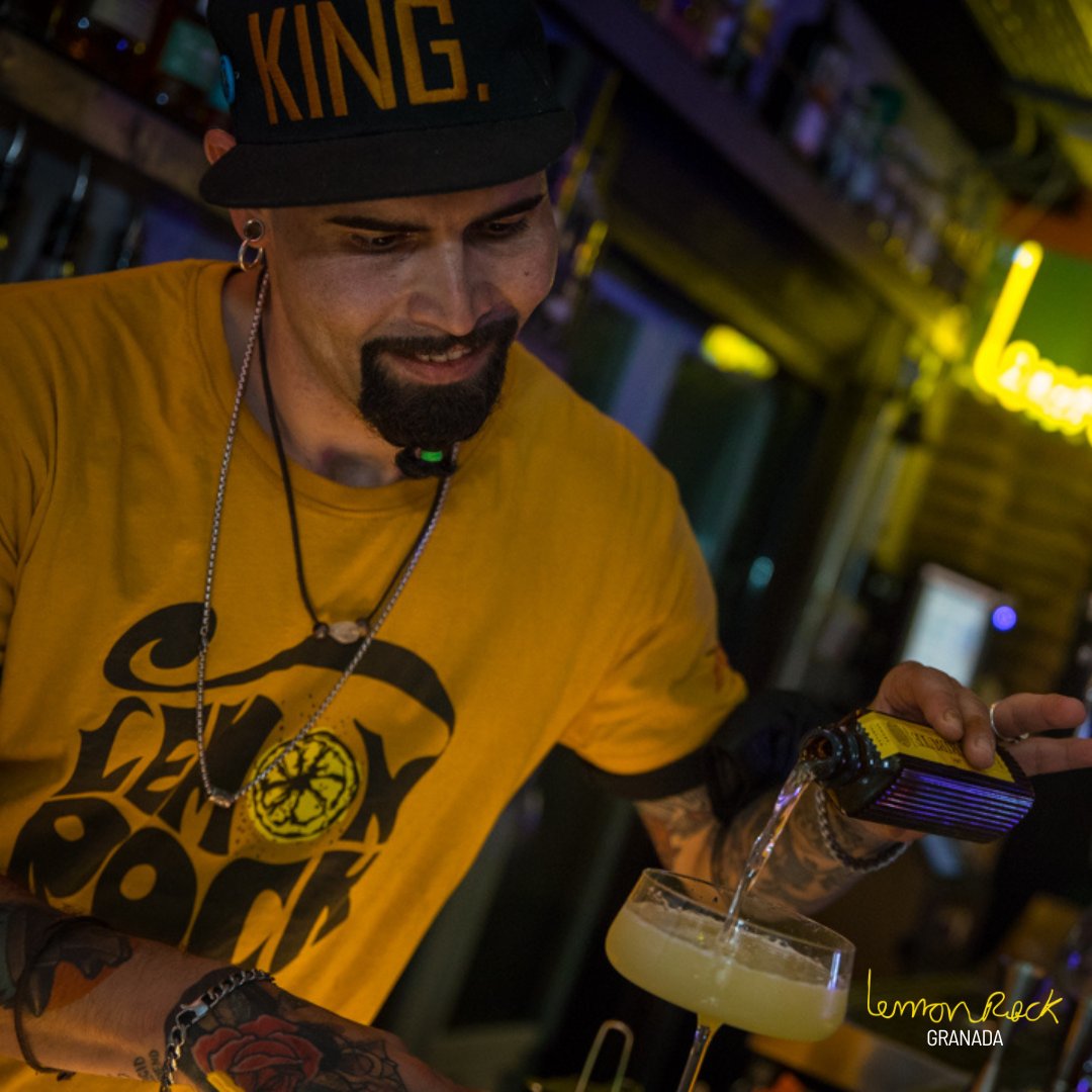 🍹¿Plan para esta tarde?🍹 Nuestro @ZancaAndres te ofrece la mejor opción en forma de cóctel dentro de nuestro Lemon Rock o en nuestra terraza😎😎 #coctelesGranada #coctelería #bebidas #mixer #HeadBartender #bartender #cocktails #ocioGranada #lemonrock #coctel #gastronomia