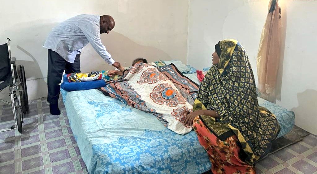 Leo Mhe. Hamad Masoud Hamad, Katibu Mkuu wa Chama cha Wananchi-CUF, amewatembelea waasisi wa Chama cha Wananchi-CUF wa Jimbo la Kikwajuni pamoja na Wagonjwa kwa lengo la kuwajuilia hali na kuwapa kadi za Chama chao cha Wananchi-CUF. Hii ni Program maalum ya kuwakabidhi Kadi wasis