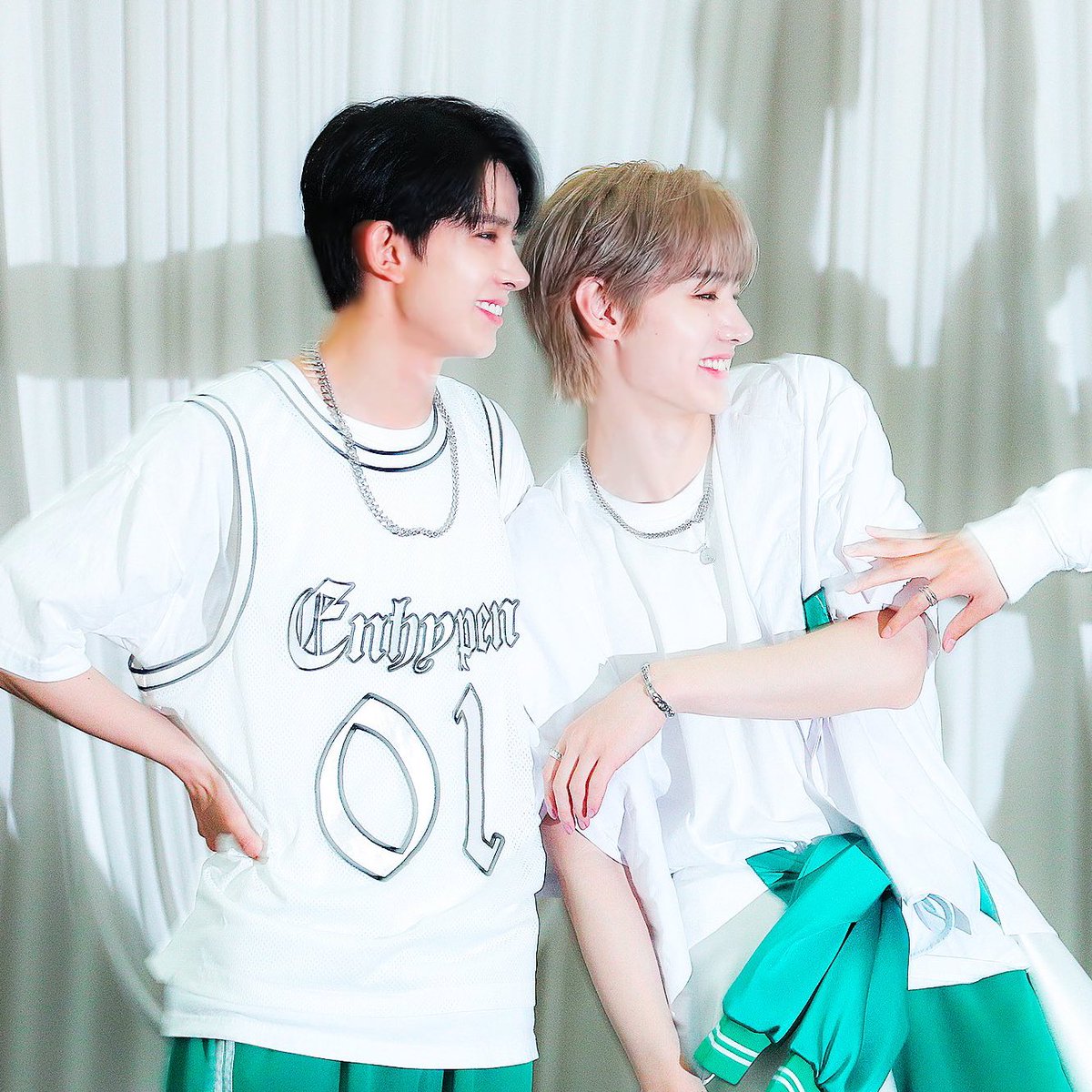 forheeseunghoon's tweet photo. FINALLY the 1080p of sunghoon leaning to heeseung 🥹 https://t.co/Y3eoZEnkwE