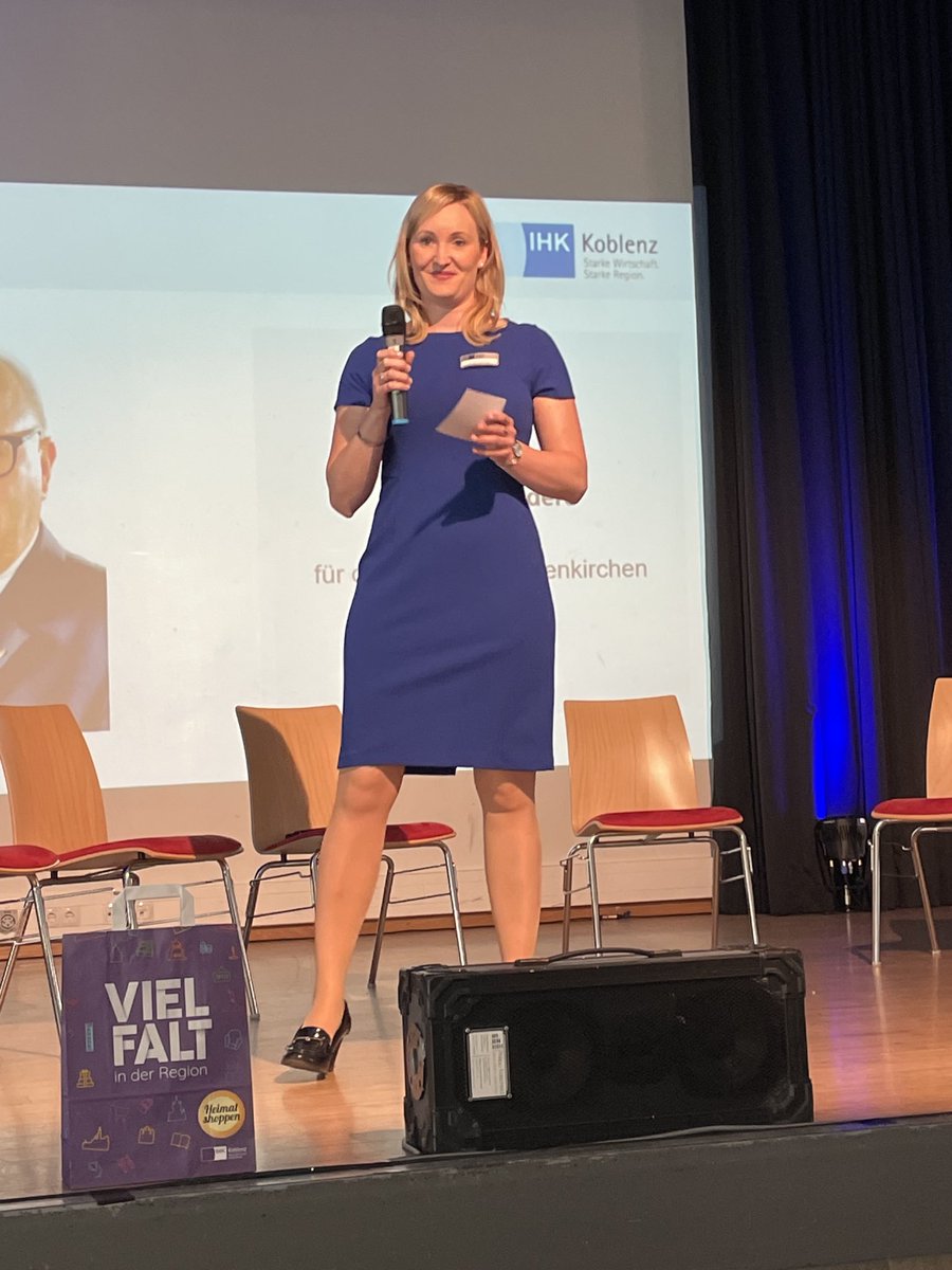 ArneRoessel's tweet photo. Wirtschaftsministerin Schmitt und Landrat Dr Enders eröffnen unser Impulsforum Innenstadt in Horhausen (Westerwald). Mit dabei u.a. auch Landrat Hallerbach und OB Einig. IHK-RGF Kutting moderiert die Veranstaltung.😎 https://t.co/AE7XT6tllN