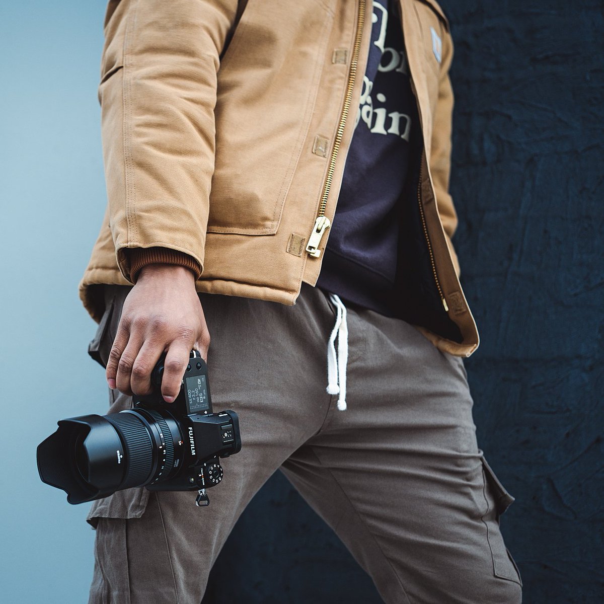 FujifilmX_US's tweet photo. Strap or no strap?

📷 @ShottiNYC 
Gear Pictured: #GFX100S &amp; GF45mmF2.8 R WR https://t.co/iJcKjfwmGX