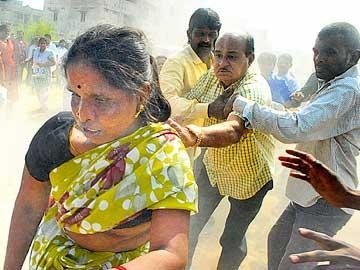 VSReddy_MP's tweet photo. ఒరేయ్ బుచ్చిగా! మహిళ అని చూడకుండా అభాగ్యురాలిని ఈడ్చి కొట్టావు. వయసుకు తగ్గ హుందాతనం నీ పత్తిగింజ బతుకులో ఏనాడైనా చూపించావా? ఇళ్ల పట్టాలు ఇవ్వకుండా అడ్డుపడితే పేదలు తరిమికొట్టింది నువ్వు మర్చినట్టు నటించినా, అందరికీ గుర్తుంది? https://t.co/rFqNQFsxXQ