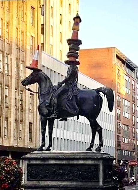 Yesterday, some council official decided to remove the traditional cone on this infamous statue in #Glasgow. 

Today, #Glasgow duly responded.￼

#LoveScotland :-)