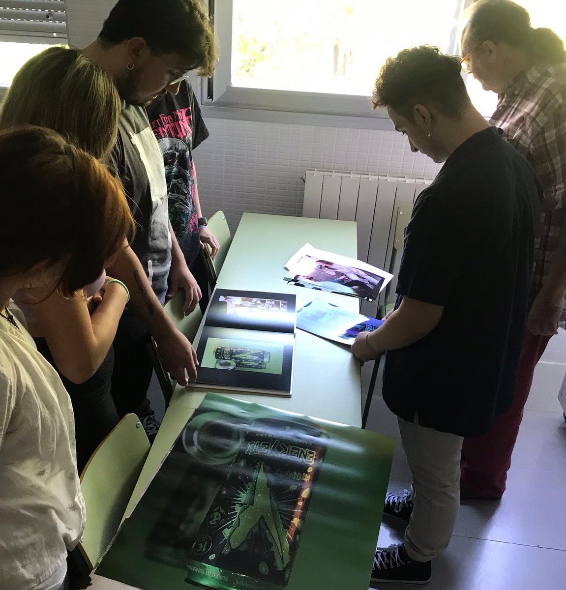 EAAlbacete's tweet photo. Hoy ha sido la defensa del #proyectointegrado del #cicloformativogradosuperior #fotografia #suerte🍀 #escueladearte #albacete #titulacionoficial #escuelapublica #enseñanzagratuita #venaestudiarconnosotros https://t.co/fIo2oAefFE
