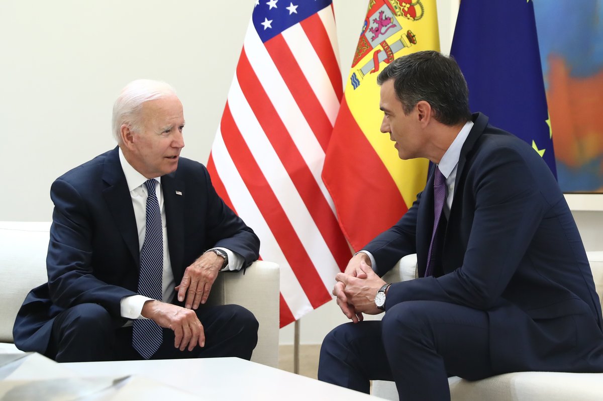 sanchezcastejon's tweet photo. Gracias, @POTUS por este encuentro en tu primera visita a nuestro país como presidente. 20 años después España y EEUU adoptamos una nueva Declaración Conjunta para actualizar y fortalecer nuestra relación estratégica. La unidad de los Aliados es clave para la seguridad de Europa. https://t.co/rbVfYK71N7
