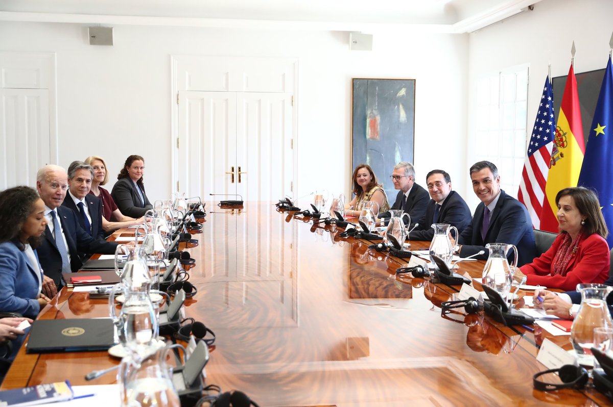 sanchezcastejon's tweet photo. Gracias, @POTUS por este encuentro en tu primera visita a nuestro país como presidente. 20 años después España y EEUU adoptamos una nueva Declaración Conjunta para actualizar y fortalecer nuestra relación estratégica. La unidad de los Aliados es clave para la seguridad de Europa. https://t.co/rbVfYK71N7