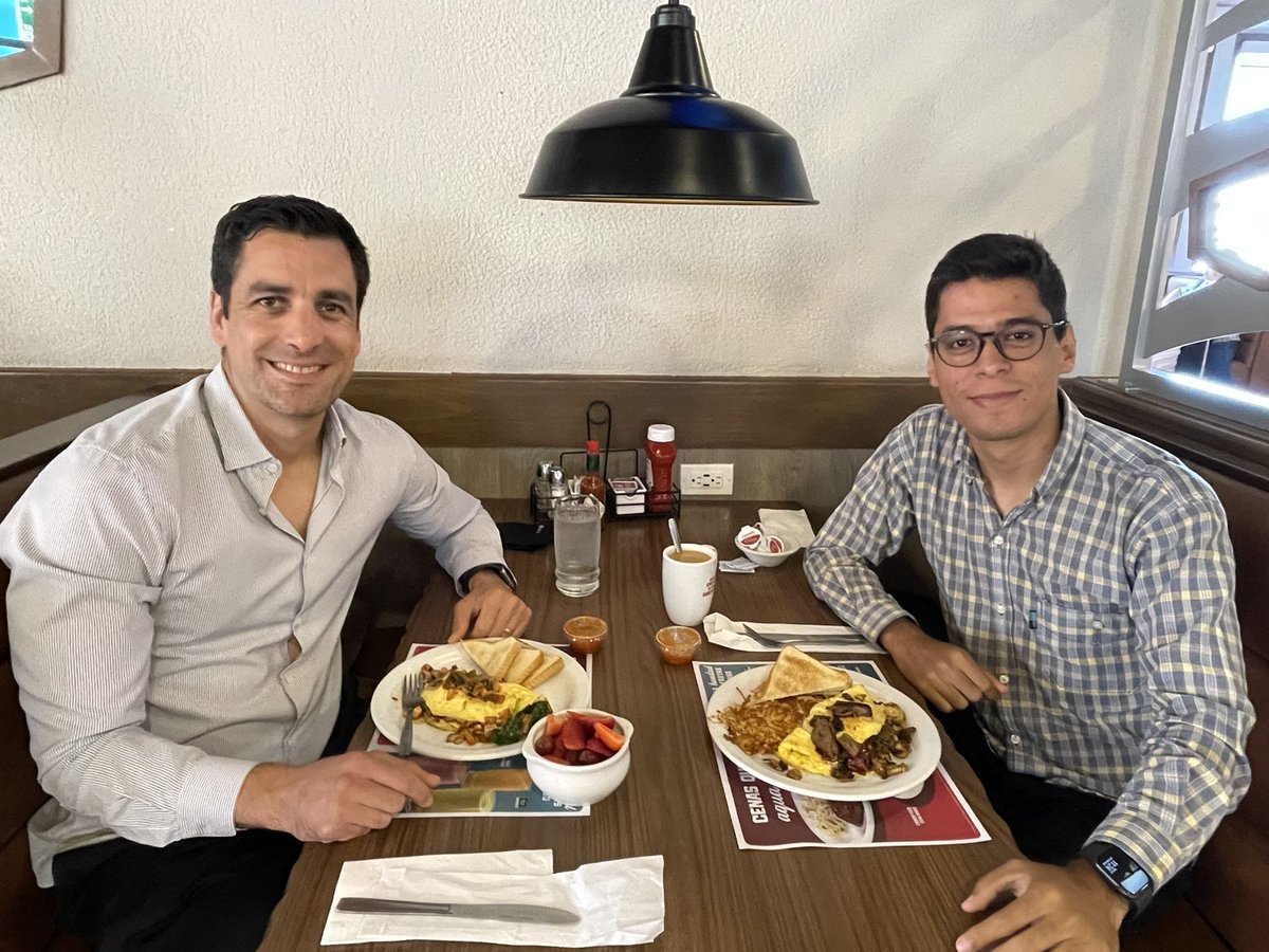 school_explorer's tweet photo. 👉🏽 Nuestro director, Adrián Romo y nuestro jefe académico, Alan Domínguez, en una escala obligada después de su visita a Guanajuato capital. 

Del 1 al 10, ¿Qué tan preocupados los ves? 😂 

#explorerschool #explorerlifestyle https://t.co/D9iGUjfqN8