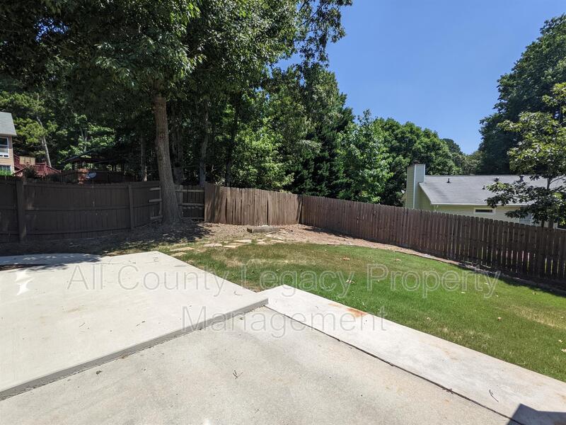 AllCountyLegacy's tweet photo. New Listing

Incredible 4bd/2.5ba in the heart of Snellville!! Home features hardwood floors, updated kitchen, large backyard with great tool shed, and chalk wall right outside one of the bedrooms. Large master suite and two car garage to add! Setup a schedule to see this on ASAP https://t.co/2ZAoxyzGYr