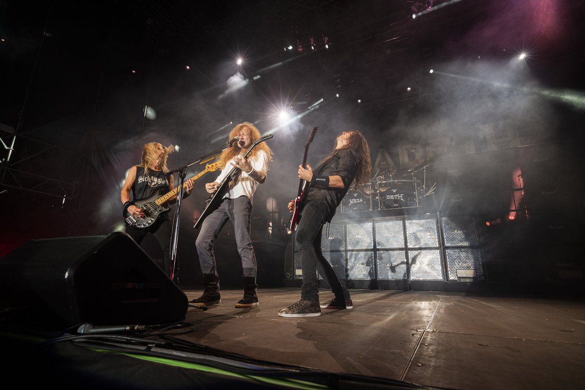 Megadeth's tweet photo. Grazie, Verona! È stato pazzesco!! Un' emozione essere tornati. 🤟🇮🇹

#megadeth #rockthecastle #italy
📷 @cameronnunez https://t.co/E7gEldUTXJ