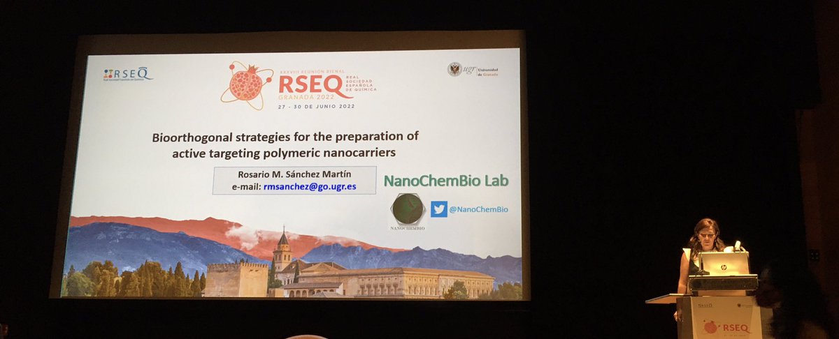 We continue with the ChemBio session at the @BienalGranada22 @RSEQUIMICA with Rosario Sánchez @SanchezUgr from @NanoChemBio on the stage talking about bioorthogonal strategies for the preparation of active targeting polymeric nanocarriers!