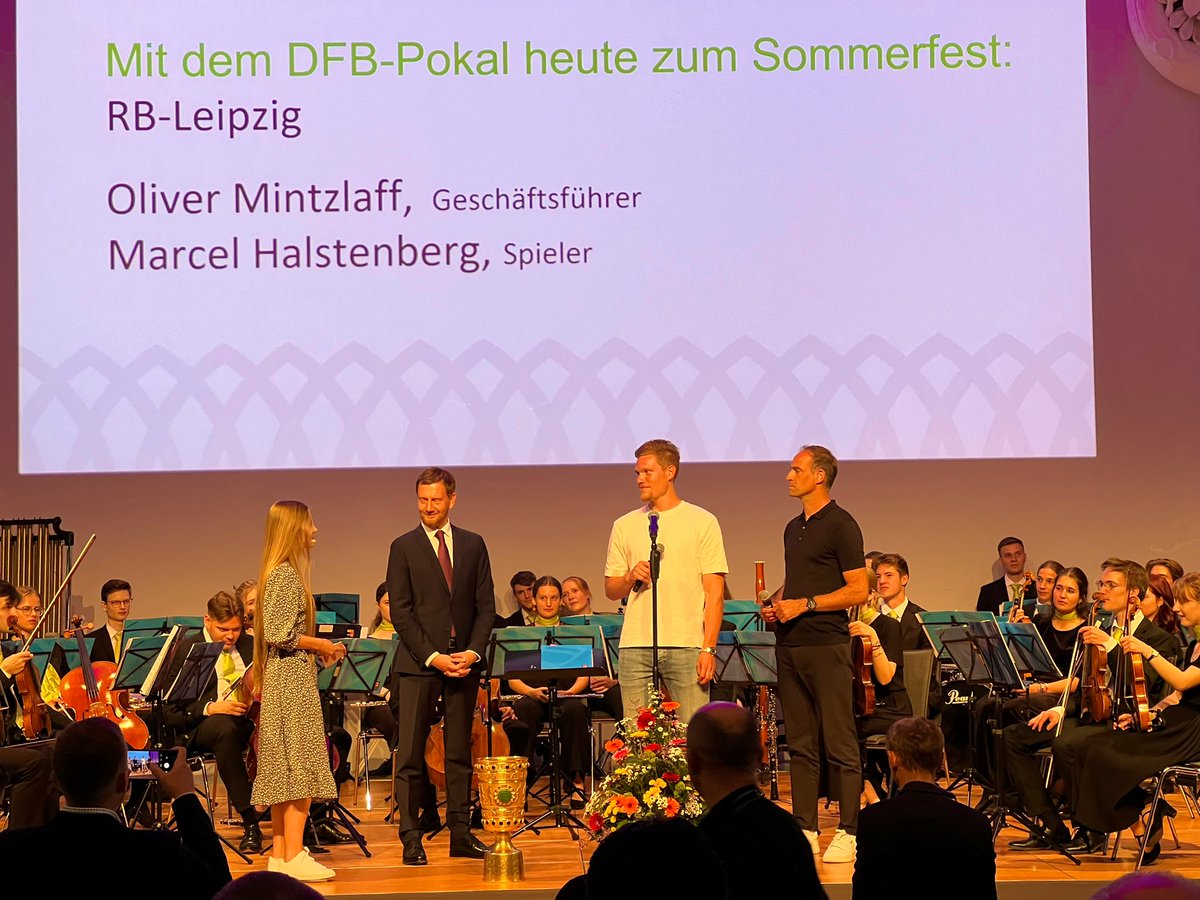 Sommerfest von @MPKretschmer startet in Leipzig mit DEM Pokal 😎@RBLeipzig @WSDOsten https://t.co/uVOyLf9kKC