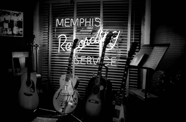 muerdekeroyo's tweet image. #ScottyMoore 🖤 A window display at Sun Studio in Memphis, Tennessee, home of the Memphis Recording Service known as the 'Birthplace of Rock 'n' Roll' where Elvis Presley recorded his first record in 1954 with Scotty Moore #ElvisPresley #RockAndRoll