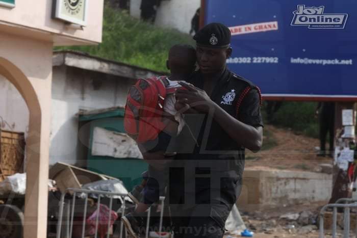 _JustKwesi's tweet photo. Ghana police protecting school kids as NDC demonstrators get violent. 

Hmmm very unfortunate that these kids have to suffer because adults can't protest peaceful. https://t.co/myts2LDD0u