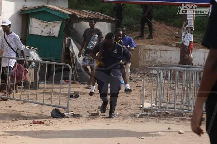 _JustKwesi's tweet photo. Ghana police protecting school kids as NDC demonstrators get violent. 

Hmmm very unfortunate that these kids have to suffer because adults can't protest peaceful. https://t.co/myts2LDD0u