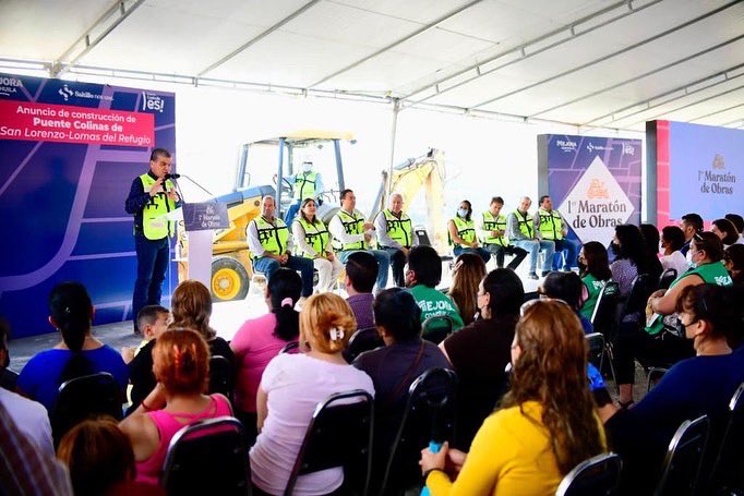 Junto con el alcalde <a href="/chema_fraustro/">Chema Fraustro</a>, pusimos en marcha la construcción del Puente Vehicular San Lorenzo - Lomas del Refugio, con una inversión de 13 millones de pesos, como parte del #1erMaratónDeObras del municipio.