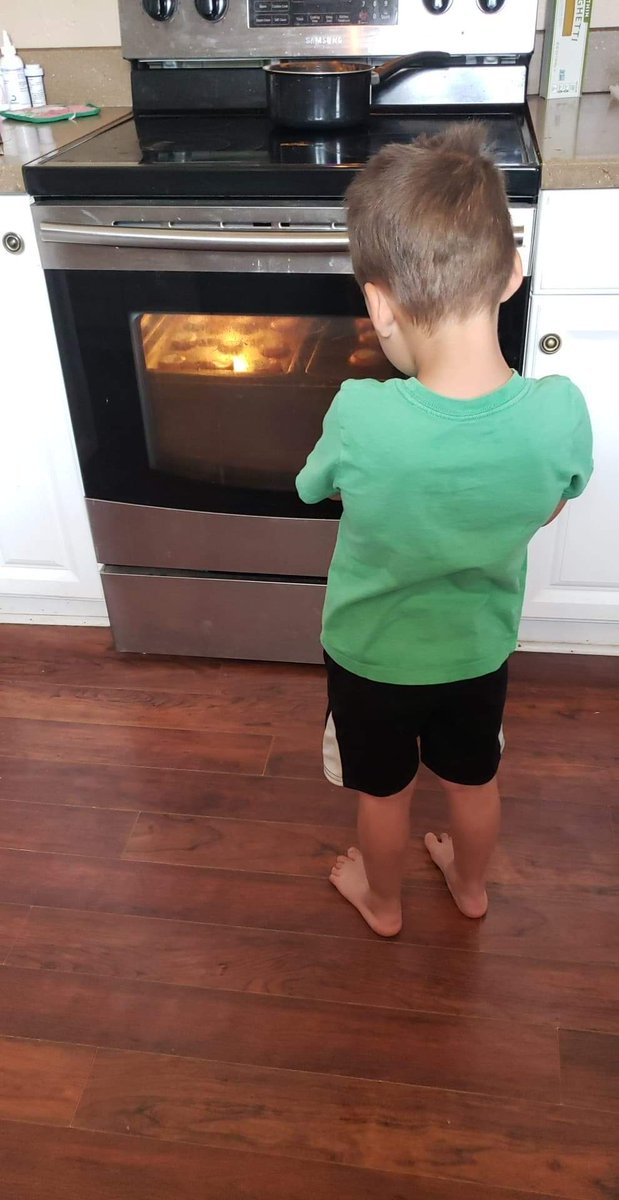 sweatasaurusrex's tweet photo. Waiting for the cookies he made to be done. https://t.co/swDszfHoSK