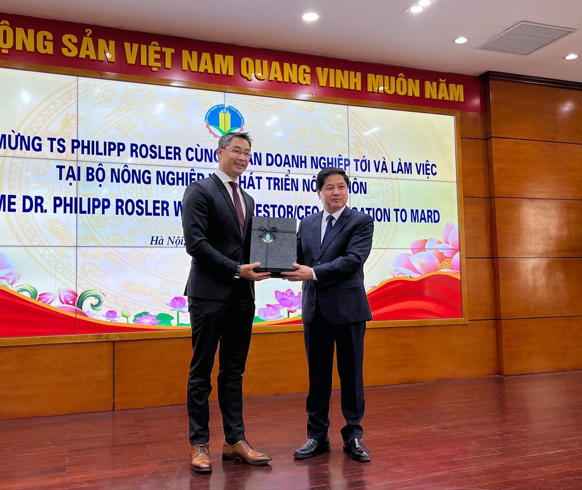 ConsessorZug's tweet photo. Great Meeting with the Ministry of Agriculture and Rural Development! 

#consessorgoesvietnam https://t.co/ec7fhY4DZx
