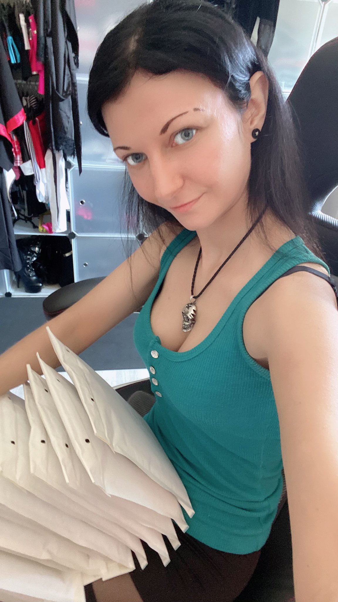 TW Pornstars - Laila-Banx. Twitter. War heute bei der Post 😎 Ein paar