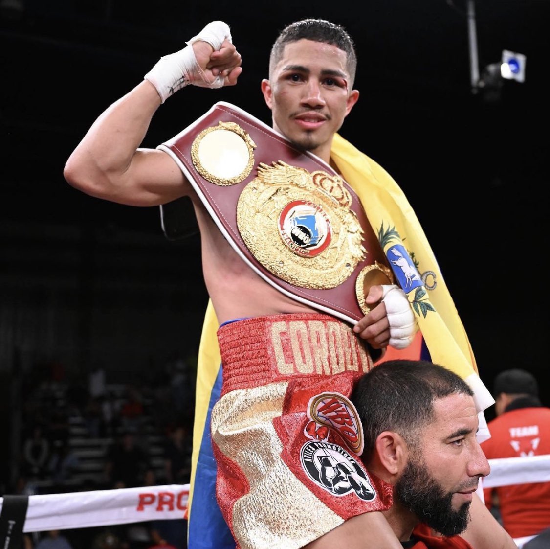 DamonGonzalez_'s tweet photo. @AngelinocM Angelino “Huracan” Cordova anotó una victoria por decisión dividida sobre Axel “Mini” Vega para capturar el título WBO Latino Junior Flyweight.  Un juez lo tenía 97-93 Vega, mientras que otros dos lo tenían 97-93 y 98-92 para Cordova.
créditos fotográficos: 
Latinbox https://t.co/KiqdUhicp6