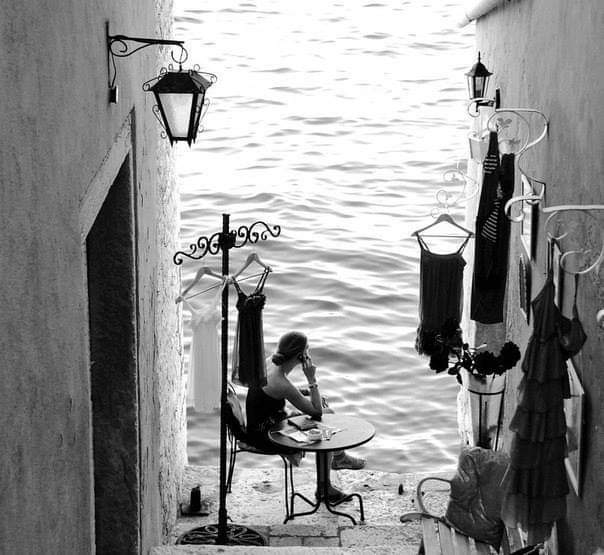 Adoro i miei silenzi, le mie pause, i miei momenti di solitudine
quando chiudo la porta al mondo... e mi metto in ascolto.
(...)