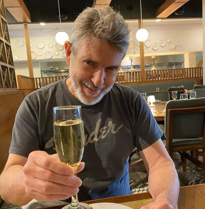 CarlosMataFc_Es's tweet photo. Nuestro apuesto @carlosmatareal brindando por la vida y todos los que le amamos. ¡Nos unimos a ese brindis, a tu salud! 🥂🍾 https://t.co/GUq4905pld