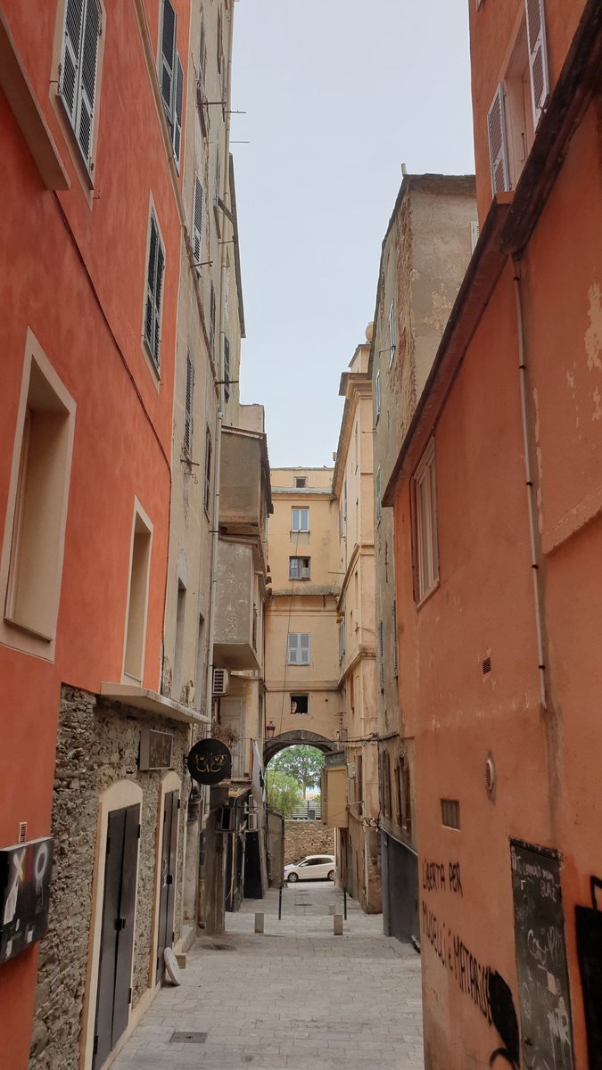 I #culori 🟧di i #carrughji di #bastia #mercatu #destinationbastia #corsica #Corse #hautecorse #bastiatourisme #otbastia #sistàbèindènoi #street #isula #iledebeaute #Mediterranean