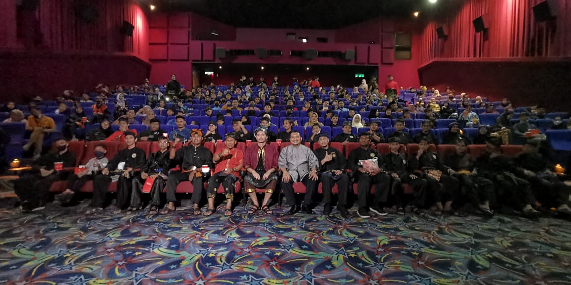 ZulzaidiMubaraq's tweet photo. Sebagai pesilat Pertubuhan Seni Gayung Fatani Malaysia. Saya akui kenyataan ini. Beliau memang belajar silat zaman sekolah dulu. Saya lampirkan gambar pesilat Pertubuhan Seni Gayung Fatani Kuala Lumpur menonton filem mat kilau bersama fattah amin di KLCC pada ahad lepas. https://t.co/xDwjXzfItd