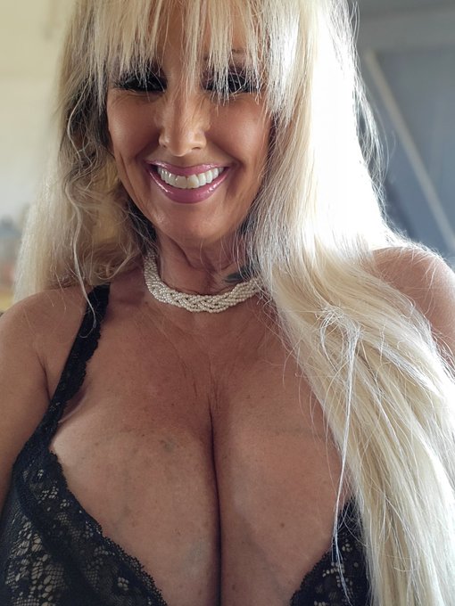 My new tits https://t.co/Yg9hJ1qoRZ