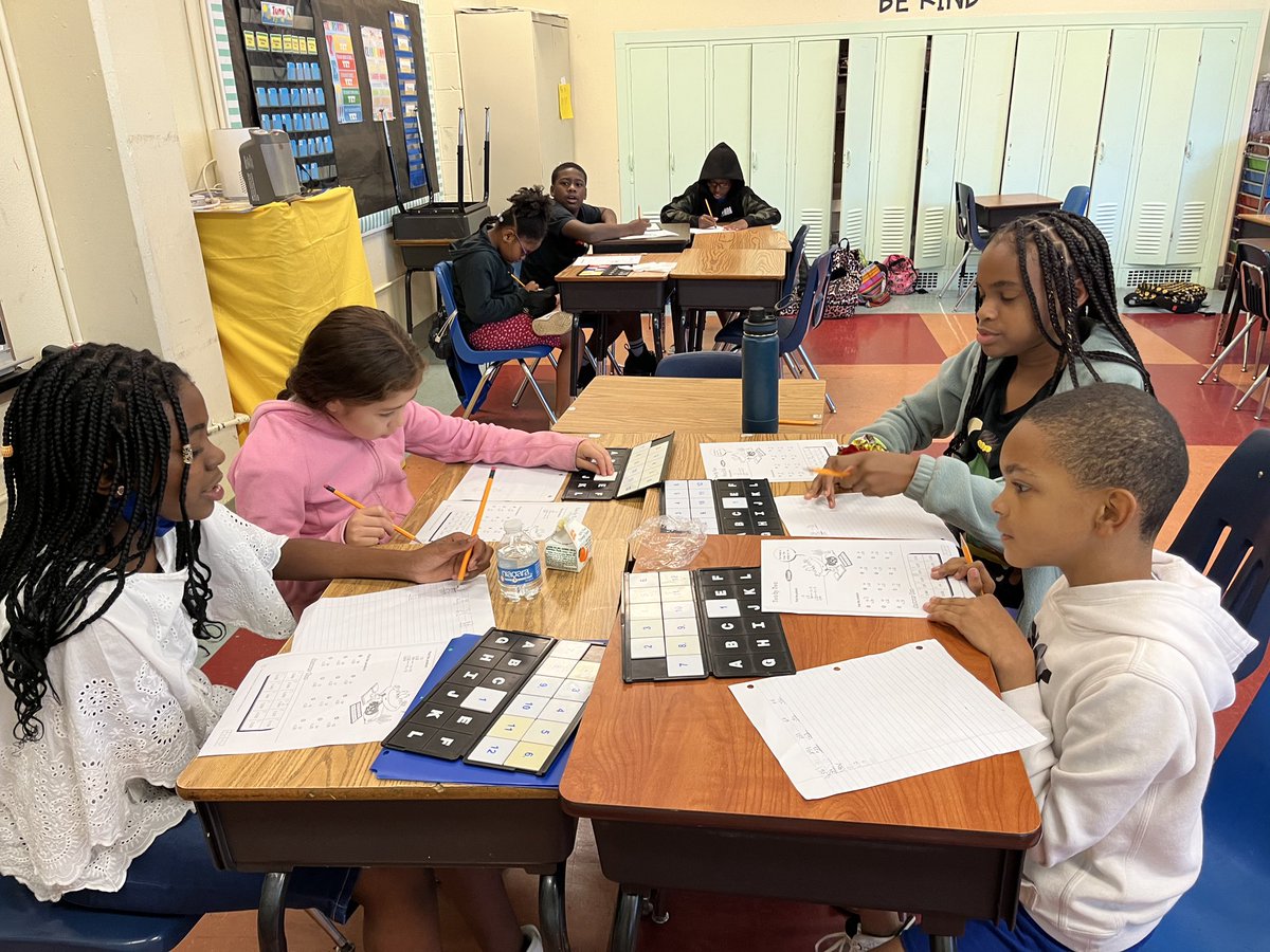 GrahamwoodEL's tweet photo. Today, SLA math teacher Ms. Young broke out the VersaTiles in order to engage ALL learners! #weareGrahamwood #mathAndLiteracy #engagement #SummerLearningAcademy2022
@SCSK12Unified @LoveServeTeach @SCSSuptRay @pete_johnson3 https://t.co/utzgvyN9Bg
