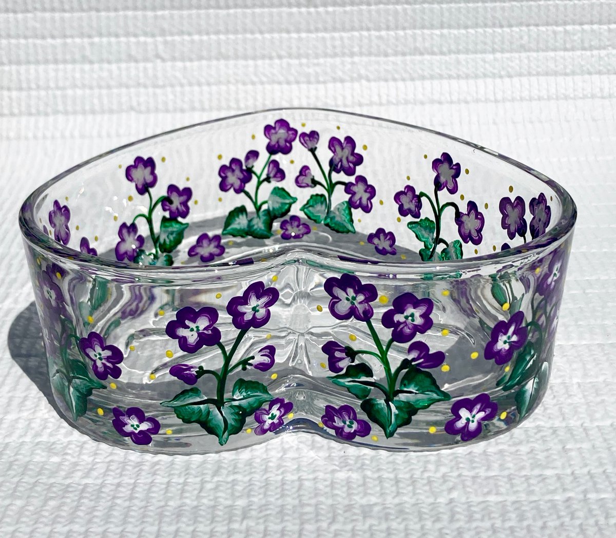 ipaintitpretty's tweet photo. https://t.co/LK58akRrUE #violets #candydish #homedecor #TMTinsta #gitideas #glassart #purple https://t.co/RNa2oYPkoj