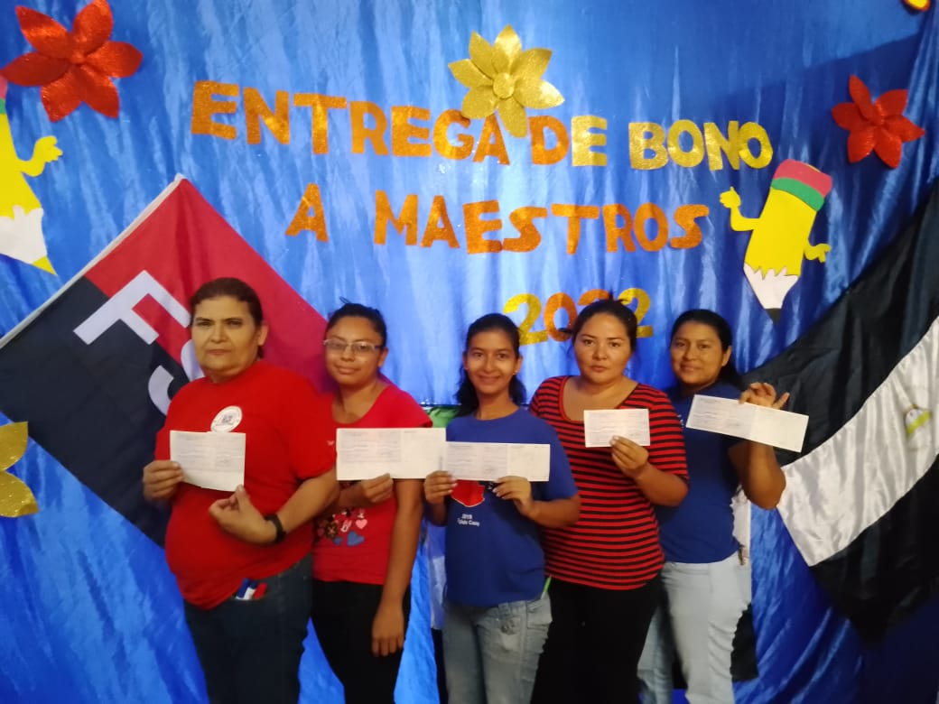 EliuYuber's tweet photo. San Marcos /// Nuestro Buen Gobierno del *Comandante Daniel Ortega* a través del *MINED* Realiza Entrega de *Bono de Reconocimiento a 318 Maestr@s* de las distintas Modalidades en Saludo al *día del Maestr@s Nicaragüense.*

#4319FuerzaDeVictorias 
#2022EsperanzasVictoriosas https://t.co/GBRiE8ApgR
