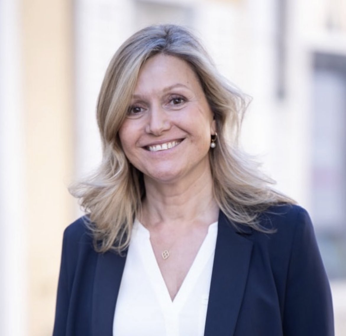 <a href="/YaelBRAUNPIVET/">Yaël Braun-Pivet</a>, 1ère femme élue Présidente de l'Assemblée nationale
Bravo aux députés #Renaissance qui l'avaient désignée comme leur candidate
Après avoir élu <a href="/auroreberge/">Aurore Bergé</a>, Présidente de Groupe
Un signe et un espoir pour toutes les femmes
#PlafondDeVerre