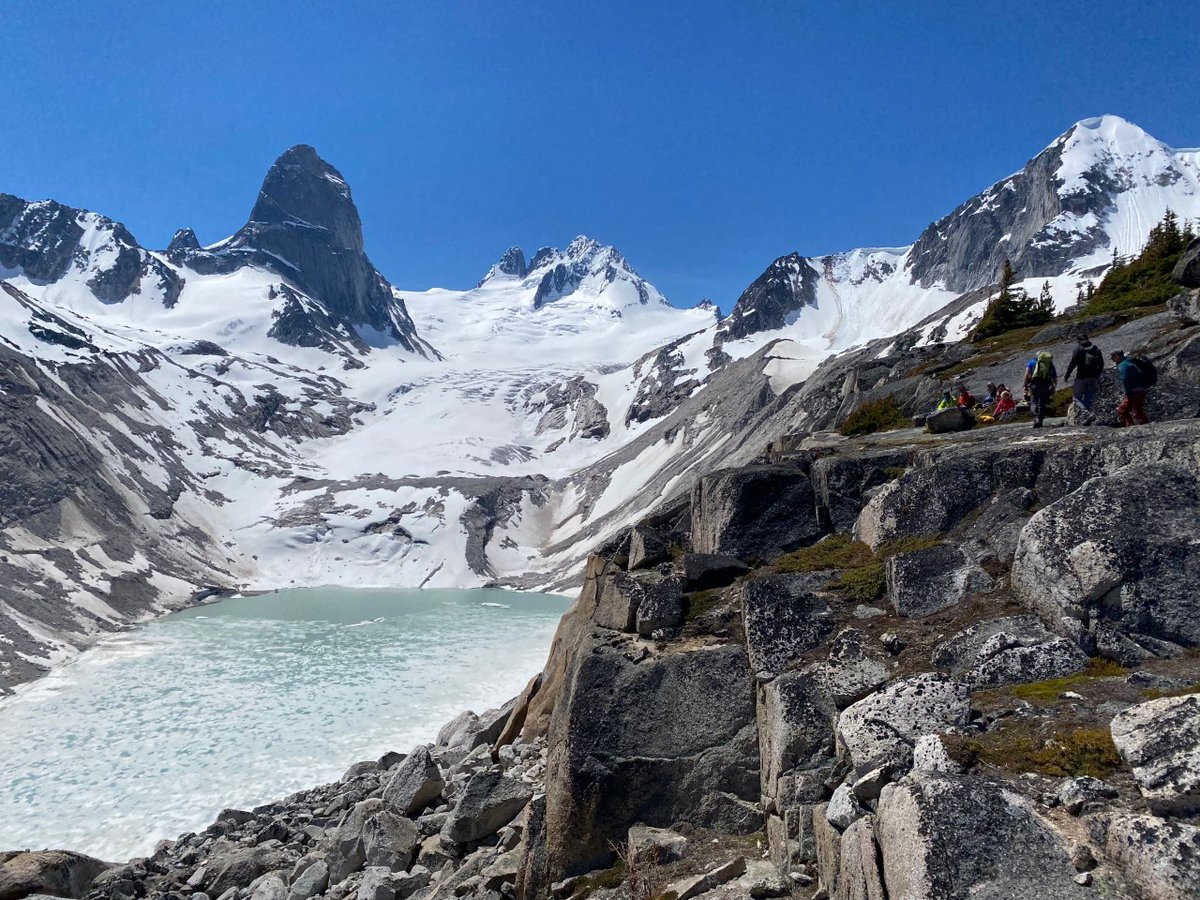 cmh_heli's tweet photo. In the Bugaboos your lunch comes with a view! 😍 
-
📸 - Bryon Weddell https://t.co/iEhzs5lwxi