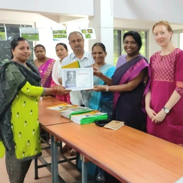deepa_sena's tweet photo. A work trip to India during the summer meant I got to wear cotton sarees - something I love, but rarely get to do in my day to day #ecologist life. #workwear #allinadayswork #indiansummer #cottonsarees #goingnative #wheninindia @UniRdg_SAPD @UniRdg_Research https://t.co/IVQ91fjb9s