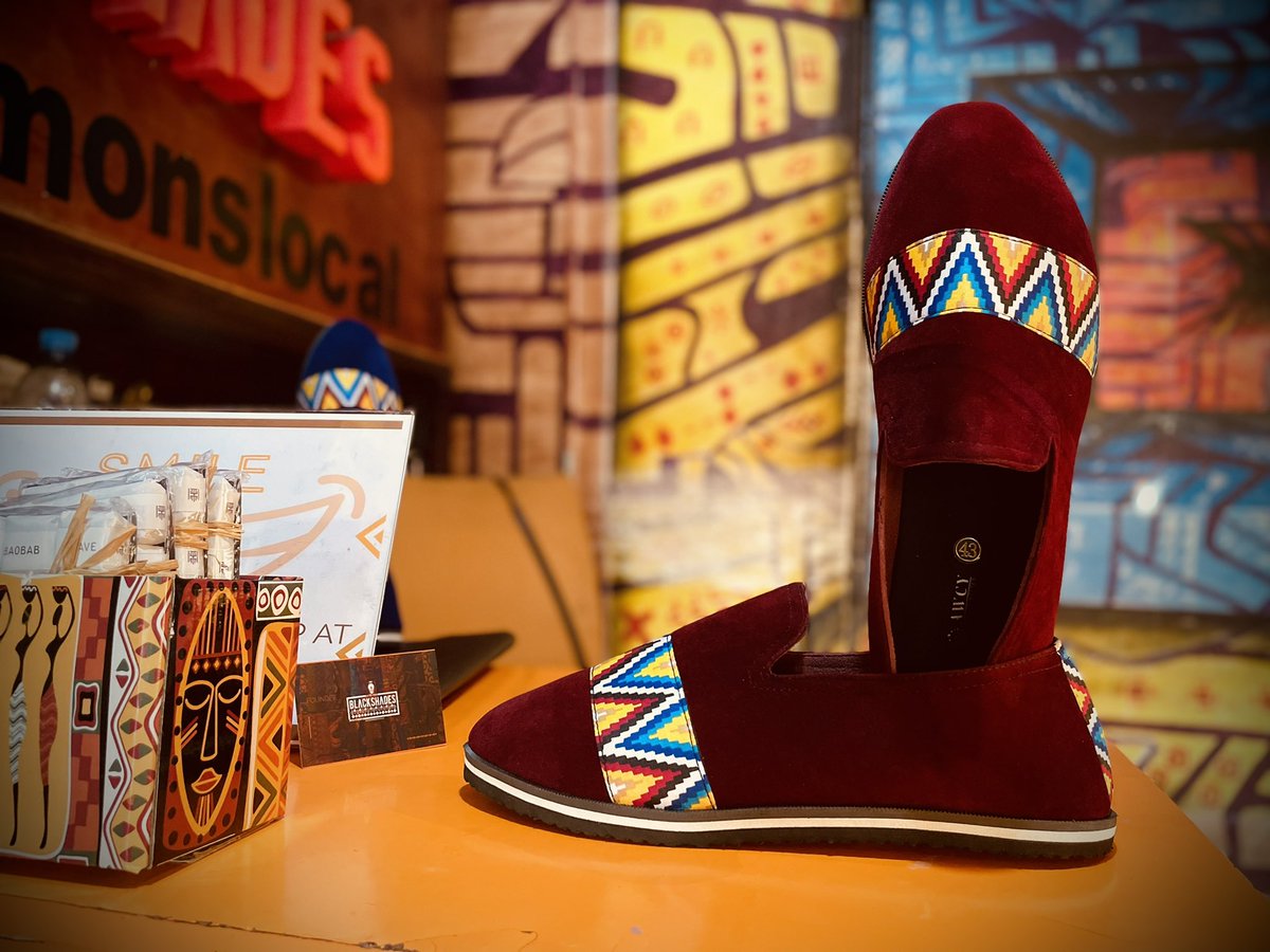 AteliersBlackSh's tweet photo. AWCY FOOT WEAR a encore frappée 😍😍😍

•• Prix : 18 000 XAF
.
.
#consommonslocal🇨🇲 https://t.co/ReUUKZC9eU